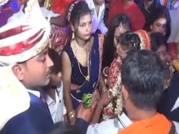 वरमाला पर दूल्हे को करीब से देख दुल्हन की निकल गई चीख, कर दिया शादी से इनकार, बोली- लोग उड़ाएंगे मजाक वरमाला पर दूल्हे को करीब से देख दुल्हन की निकल गई चीख, कर दिया शादी से इनकार, बोली- लोग उड़ाएंगे मजाक