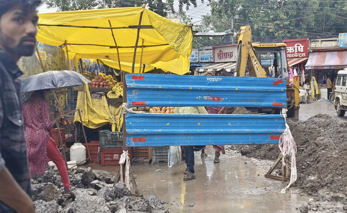शाजापुर में मल-जल योजना की खुदाई से लोग परेशान, राहगीर और वाहन चालक हादसे का भी हो चुके शिकार