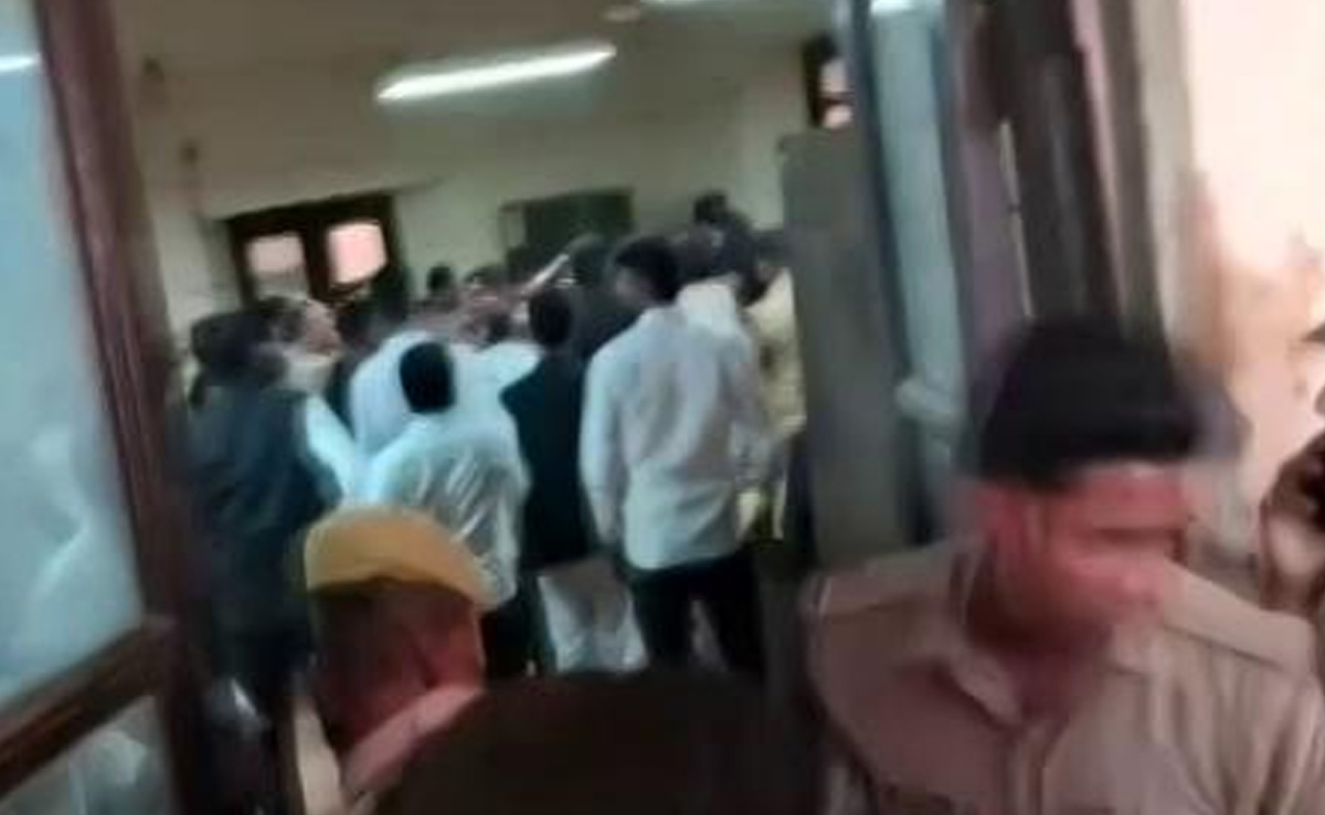 लखनऊ कोर्ट परिसर में गैंगस्टर संजीव जीवा की गोली मारकर हत्या, वकील बनकर आए थे हमलावर