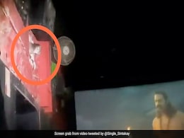 थिएटर में 'आदिपुरुष' देख रही पब्लिक के बीच अचानक आकर बैठ गया एक बंदर, सिनेमा हॉल में लगे 'जय श्री राम' के नारे थिएटर में 'आदिपुरुष' देख रही पब्लिक के बीच अचानक आकर बैठ गया एक बंदर, सिनेमा हॉल में लगे 'जय श्री राम' के नारे