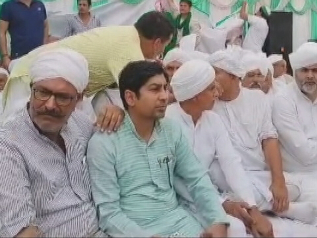 सरकार के लिए क्यों एक तरफ़ कुआं और एक तरफ़ खाई... बता रहे हैं सौरभ शुक्ला