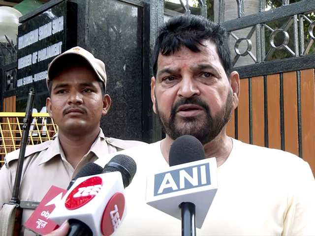 बृजभूषण शरण सिंह के घर दिल्ली पुलिस जांच के लिए पहुंची, आधे घंटे तक रही