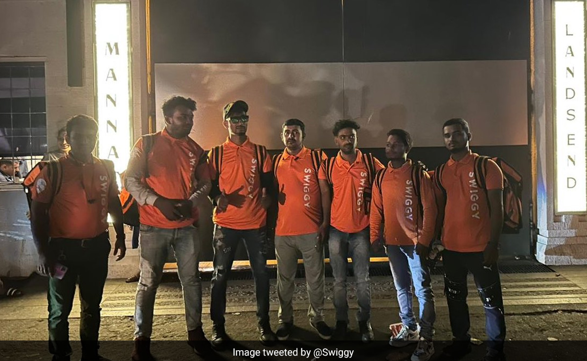 After Offering Shah Rukh Khan Food On Twitter, Swiggy Actually Showed Up At Mannat