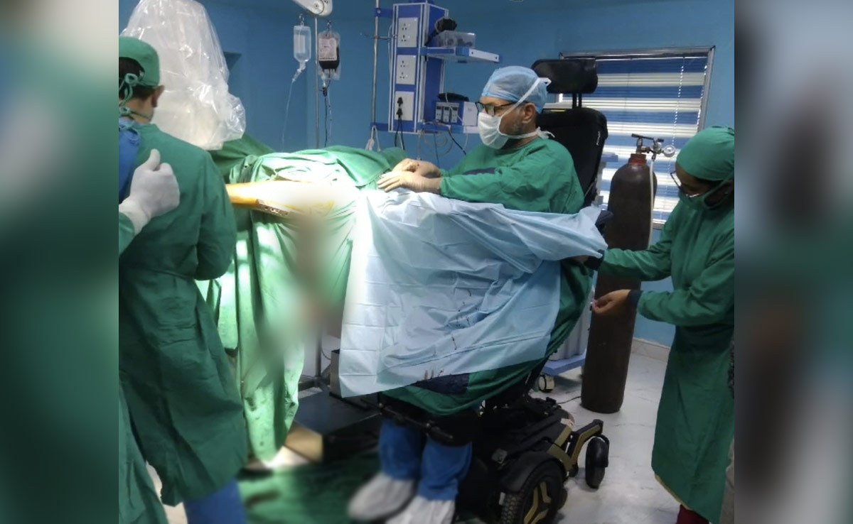 जज्बे को सलाम: हादसे में खुद हो गए पैरालाइज्ड, व्हीलचेयर पर बैठ 100 से ज्यादा मरीजों का किया ऑपरेशन