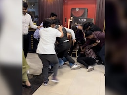 Watch: Customers And Restaurant Employees In Tussle Over Service Charge In Noida Watch: Customers And Restaurant Employees In Tussle Over Service Charge In Noida