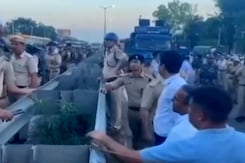 हरियाण के कुरुक्षेत्र में किसानों ने किया सड़क जाम, सूरजमुखी को MSP पर खरीदने की मांग हरियाण के कुरुक्षेत्र में किसानों ने किया सड़क जाम, सूरजमुखी को MSP पर खरीदने की मांग