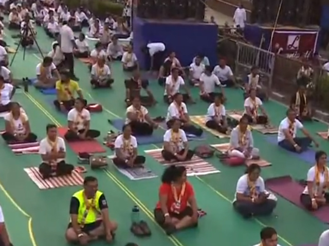 सूरत में योग दिवस कार्यक्रम में बना विश्व रिकॉर्ड! एक साथ 1 लाख लोगों के योग करने का दावा