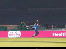 "This Is Quite Something!": David Wiese, Shan Masood Combine For Relay Catch In T20 Blast. Watch "This Is Quite Something!": David Wiese, Shan Masood Combine For Relay Catch In T20 Blast. Watch