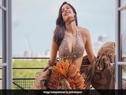 जान्हवी कपूर ने गोल्डन ड्रेस में करवाया ग्लैमरस फोटोशूट, PHOTOS देख फैन्स बोले- किम कार्दशियन लग रही हो जान्हवी कपूर ने गोल्डन ड्रेस में करवाया ग्लैमरस फोटोशूट, PHOTOS देख फैन्स बोले- किम कार्दशियन लग रही हो
