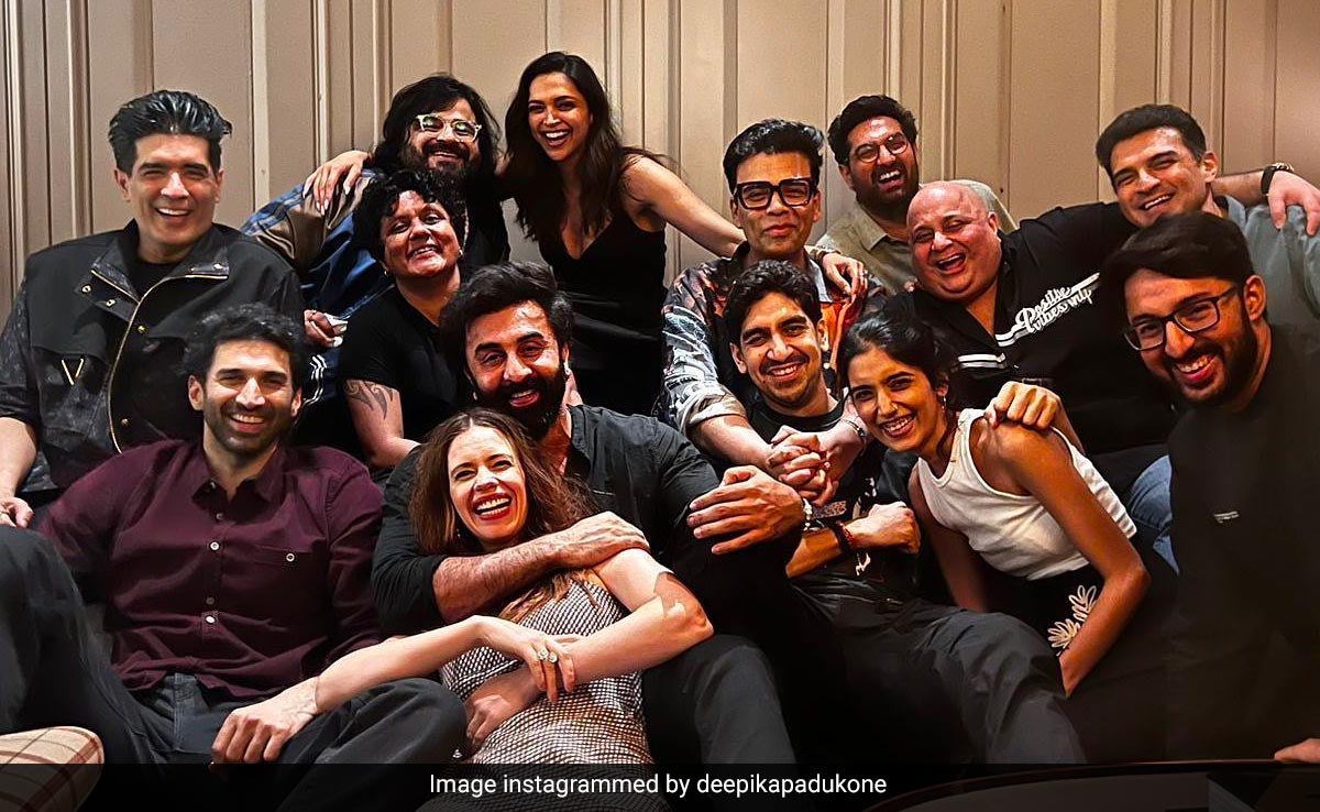 Deepika Padukone, Sorry, Naina Just Unboxed The <i>YJHD</i> Reunion And The Comments Are Gold