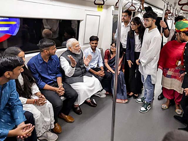"वो सीरीज देखी... Reel देखी?" : PM मोदी ने हल्के-फुल्के माहौल में छात्रों से कही ये बातें