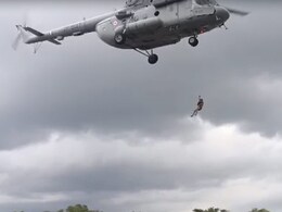 Video: मध्यप्रदेश में वायुसेना के हेलीकॉप्टर ने बाढ़ के दौरान पेड़ पर फंसे शख्स का किया रेस्क्यू