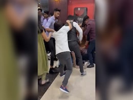 VIDEO: नोएडा के एक रेस्तरां के स्टाफ ने सर्विस चार्ज न देने पर ग्राहकों के साथ की मारपीट VIDEO: नोएडा के एक रेस्तरां के स्टाफ ने सर्विस चार्ज न देने पर ग्राहकों के साथ की मारपीट