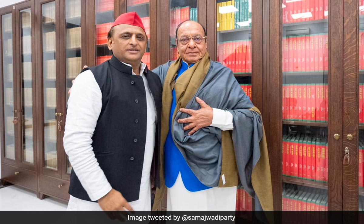 Former Gujarat Chief Minister Shankersinh Vaghela Meets Akhilesh Yadav