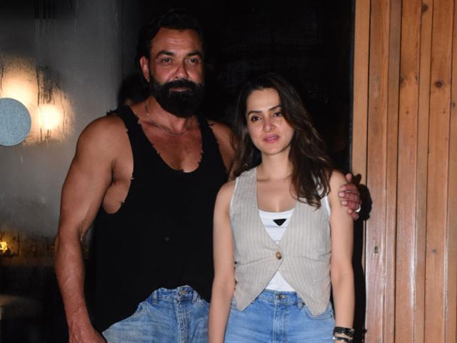 पत्नी तान्या देओल के साथ बॉबी देओल का नाइट आउट