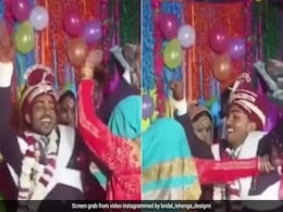 दुल्हन के सामने सासू मां के साथ ठुमके लगाने लगा दूल्हा, एक्सप्रेशन देख छूट जाएगी हंसी दुल्हन के सामने सासू मां के साथ ठुमके लगाने लगा दूल्हा, एक्सप्रेशन देख छूट जाएगी हंसी