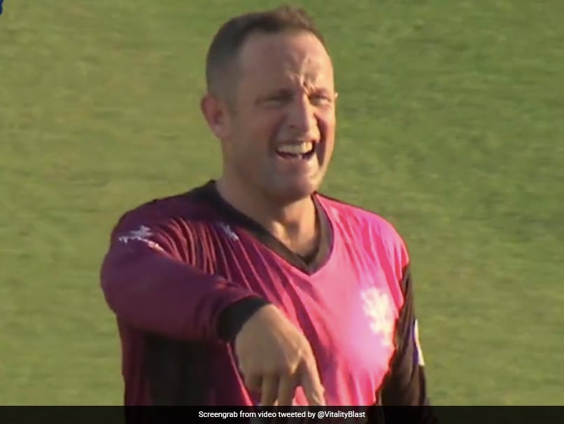 चोट लगने से गेंदबाज की उंगली हुई टेढ़ी फिर हुआ ऐसा 'चमत्कार', देखकर यकीन नहीं होगा, Video