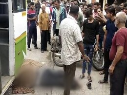 बस की चपेट में आने से मोटरसाइकिल सवार की दर्दनाक मौत, पुलिस ने आक्रोशित लोगों को कराया शांत  बस की चपेट में आने से मोटरसाइकिल सवार की दर्दनाक मौत, पुलिस ने आक्रोशित लोगों को कराया शांत
