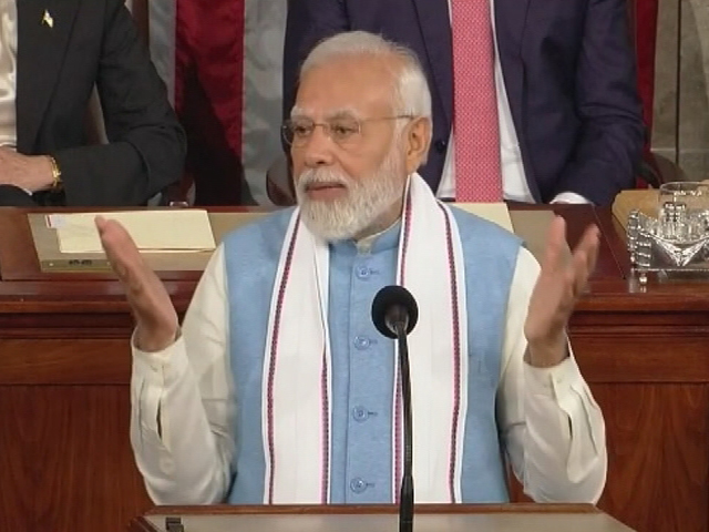"आसमां में सिर उठाकर, घने बादलों को चीरकर...": अमेरिकी संसद में PM मोदी का कविता पाठ
