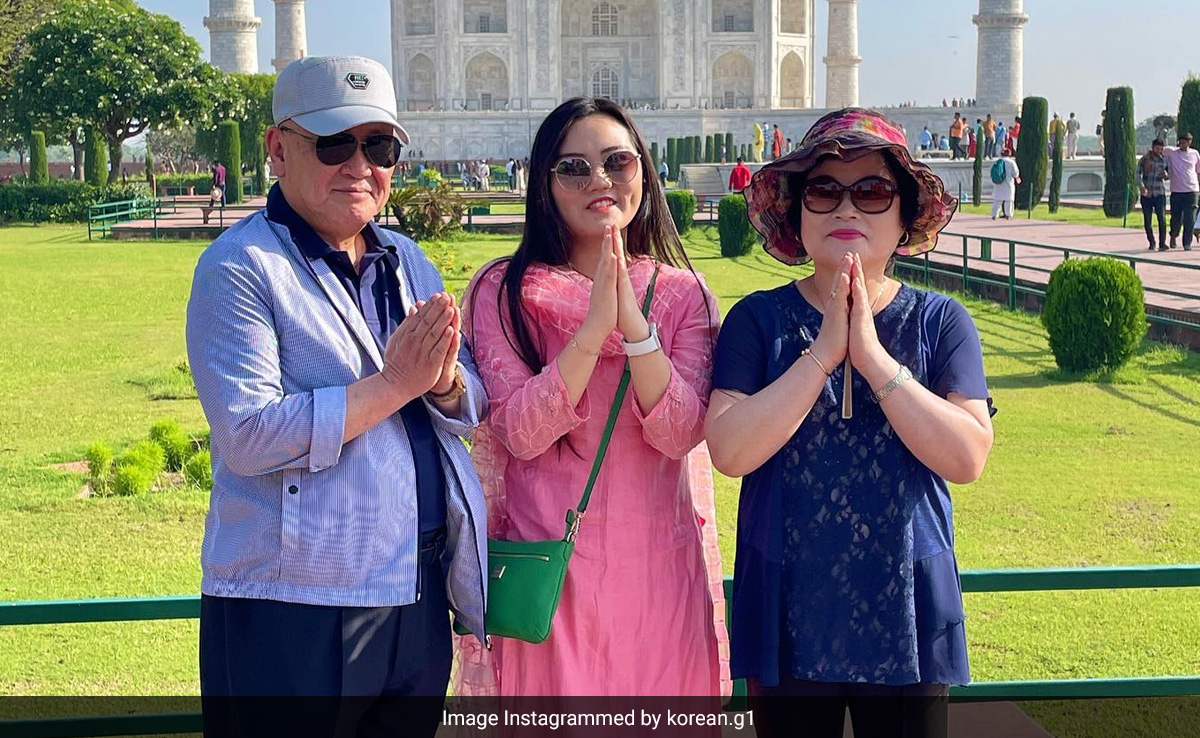 <i>"Korean Mummy Papa Ki Indian Beti"</i>: Influencer's Visit To Taj Mahal With Parents Wins Internet