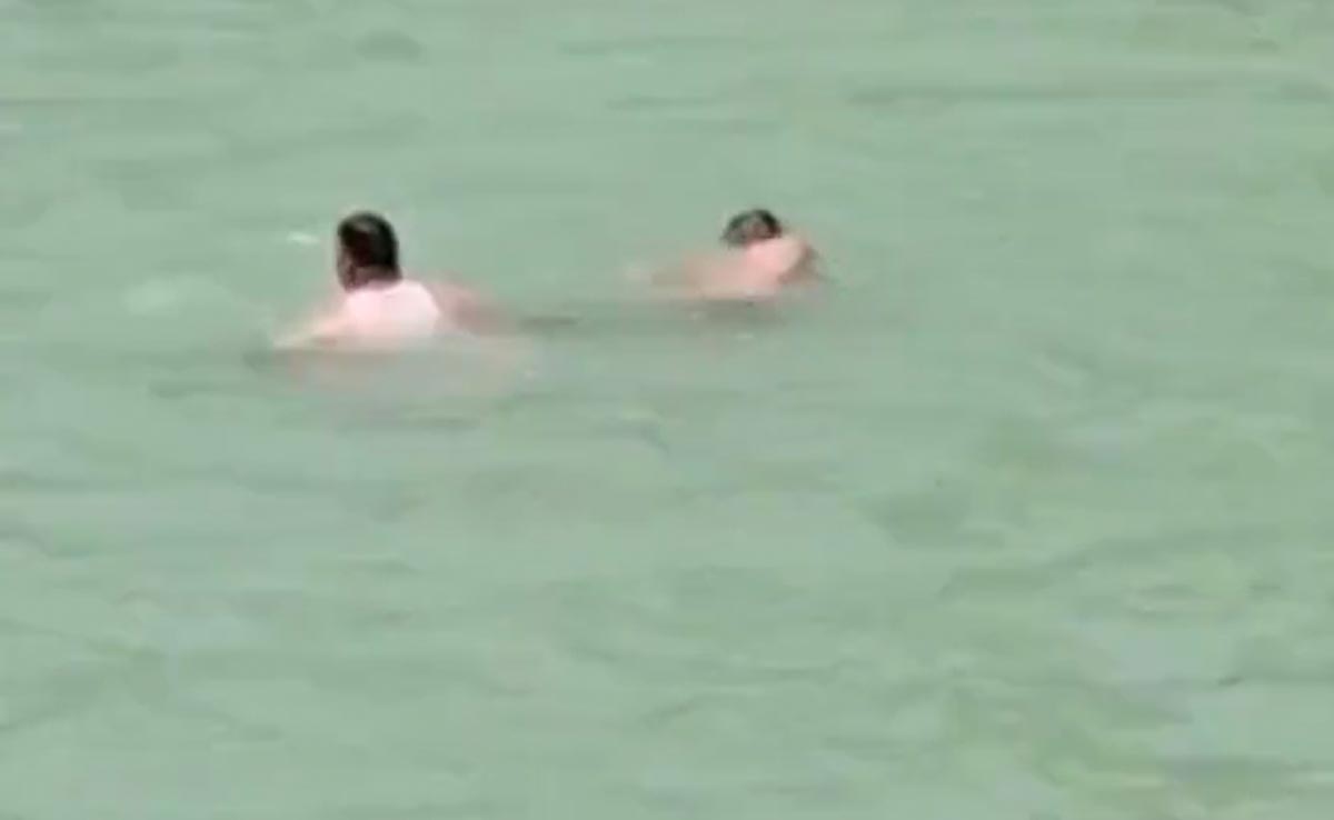 नदी के तेज बहाव में डूब रहा था शख्स, पुलिसकर्मी ने जान की परवाह किए बगैर बचा लिया, देखें ख़तरनाक वीडियो