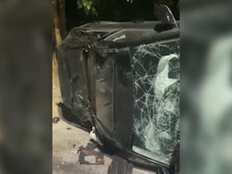 Road Accident: द्वारका में तेज रफ्तार कार ने बाइक सवारों को मारी टक्कर, दो की मौत, कई घायल Road Accident: द्वारका में तेज रफ्तार कार ने बाइक सवारों को मारी टक्कर, दो की मौत, कई घायल
