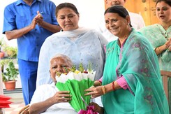लालू यादव ने परिजनों के साथ मनाया अपना 76वां जन्मदिन लालू यादव ने परिजनों के साथ मनाया अपना 76वां जन्मदिन