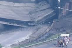 अमेरिका के फिलाडेल्फिया में एक व्यस्त फ्लाईओवर का हिस्सा गिर गया, कोई हताहत नहीं अमेरिका के फिलाडेल्फिया में एक व्यस्त फ्लाईओवर का हिस्सा गिर गया, कोई हताहत नहीं