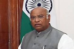 अभी तक अपनी टीम नहीं बना पाए मल्लिकार्जुन खरगे, कैसे लोकसभा चुनाव और 4 विधानसभा चुनाव की होगी तैयारी? अभी तक अपनी टीम नहीं बना पाए मल्लिकार्जुन खरगे, कैसे लोकसभा चुनाव और 4 विधानसभा चुनाव की होगी तैयारी?