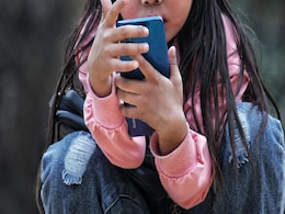 Mobile Addiction: हर वक्त मोबाइल के लिए रोता है बच्चा? ये आदत बिगाड़ सकती है बच्चे की मेंटल और फिजिकल हेल्थ, ऐसे कम करें बच्चों का स्क्रीन टाइम Mobile Addiction: हर वक्त मोबाइल के लिए रोता है बच्चा? ये आदत बिगाड़ सकती है बच्चे की मेंटल और फिजिकल हेल्थ, ऐसे कम करें बच्चों का स्क्रीन टाइम