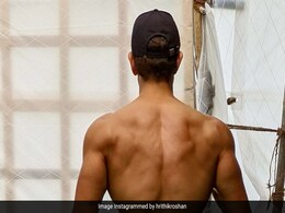 ऋतिक रोशन ने क्यों दिखाई पीठ ? वायरल हुई ये फोटो ऋतिक रोशन ने क्यों दिखाई पीठ ? वायरल हुई ये फोटो