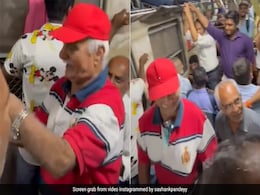 मुंबई लोकल में ओ मेरे दिल के चैन गा रहा था यात्री, सुनकर डांस करने लगा बुजुर्ग, लोग बोले- ट्रेन में सिर्फ झगड़ा नहीं होता मुंबई लोकल में ओ मेरे दिल के चैन गा रहा था यात्री, सुनकर डांस करने लगा बुजुर्ग, लोग बोले- ट्रेन में सिर्फ झगड़ा नहीं होता