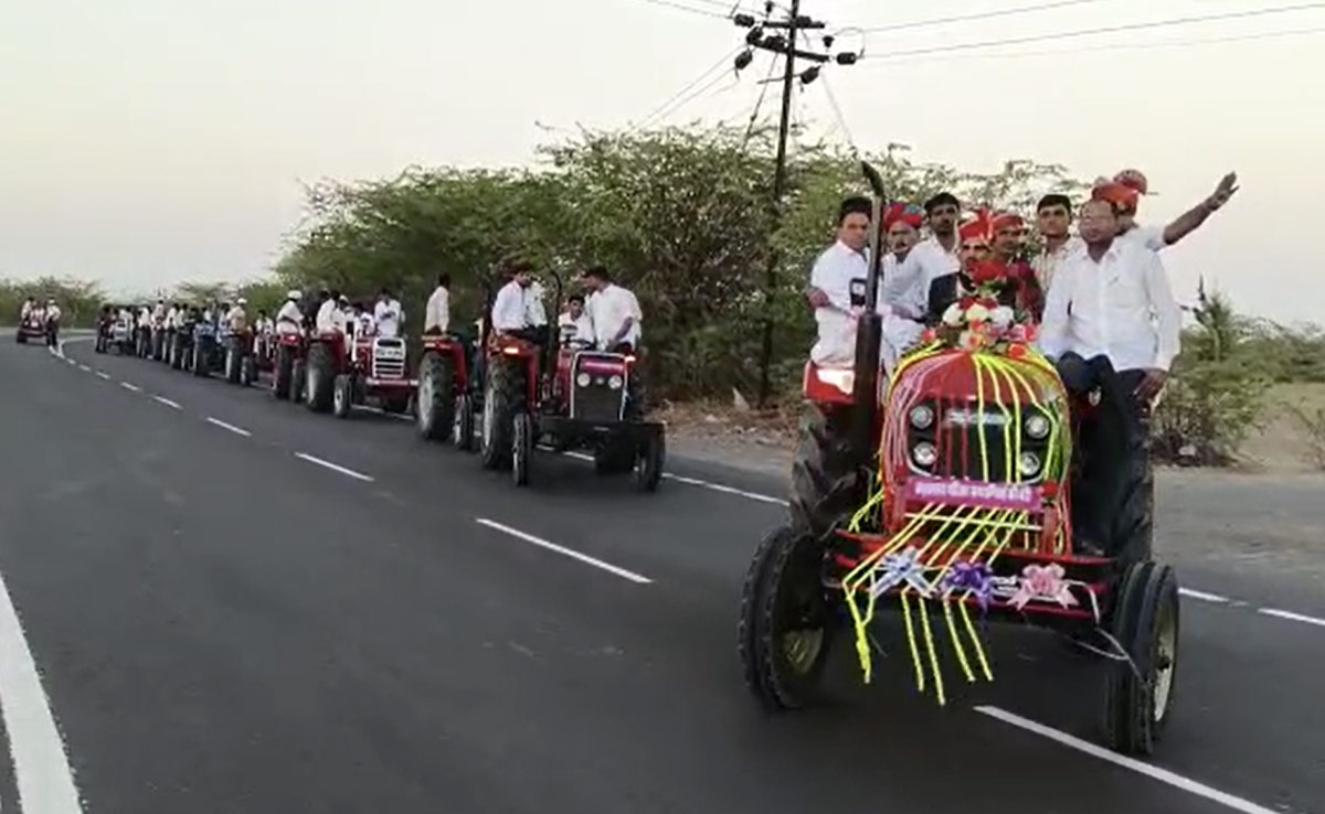 राजस्थान में  51 ट्रैक्टरों के साथ निकली अनोखी बारात,  दूल्हा खुद ट्रैक्टर चलाकर पहुंचा ससुराल