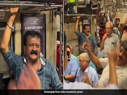 मुंबई लोकल ट्रेन में शख्स जोर जोर से गाने लगा लता मंगेशकर का गाना, थिरकने को मजबूर हो गए बुजुर्ग मुंबई लोकल ट्रेन में शख्स जोर जोर से गाने लगा लता मंगेशकर का गाना, थिरकने को मजबूर हो गए बुजुर्ग
