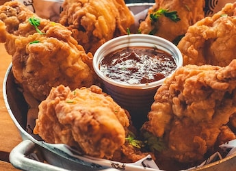 Watch: Etiquette Coach Shows How To Eat Chicken Wings Without The Mess Watch: Etiquette Coach Shows How To Eat Chicken Wings Without The Mess