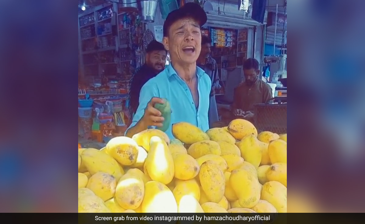 "Pakistani Shakira": <i>'Waka Waka'</i> Gets An Innovative Modification From A Mango Seller