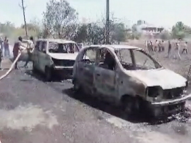 गुजरात के बोटाद में सारंगपुर मंदिर के पास सड़क किनारे खड़ी कई गाड़ियों में अचानक लगी आग