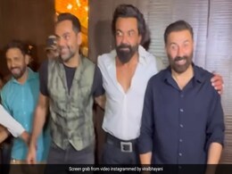 करण देओल की रोका सेरेमनी पर 'देओल ब्रदर्स' ने लूट ली महफिल, सनी-बॉबी-अभय ने कैमरे के सामने यूं दिए पोज  करण देओल की रोका सेरेमनी पर 'देओल ब्रदर्स' ने लूट ली महफिल, सनी-बॉबी-अभय ने कैमरे के सामने यूं दिए पोज