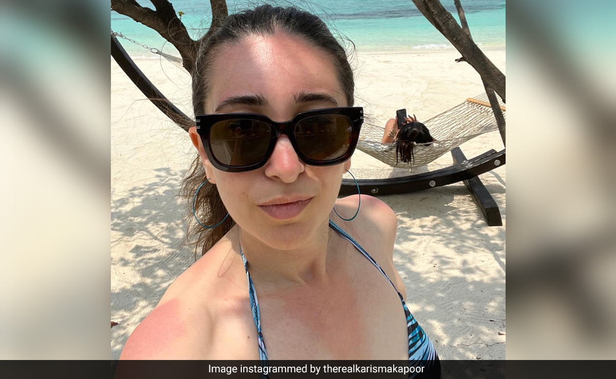 Spot Kareena Kapoor's ROFL Cameo In Sister Karisma's Beach Pic