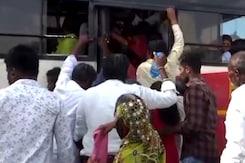 कर्नाटक फ्री बस सेवा: सरकारी बसों में बेकाबू भीड़, लोगों को हो रही परेशानी कर्नाटक फ्री बस सेवा: सरकारी बसों में बेकाबू भीड़, लोगों को हो रही परेशानी