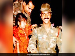 आर्मी की वर्दी पहने पिता को प्यार से देखती इस बच्ची ने एक्टिंग की दुनिया में कमाया है नाम, क्रिकेट के महारथी से की है शादी- पहचाना क्या? आर्मी की वर्दी पहने पिता को प्यार से देखती इस बच्ची ने एक्टिंग की दुनिया में कमाया है नाम, क्रिकेट के महारथी से की है शादी- पहचाना क्या?