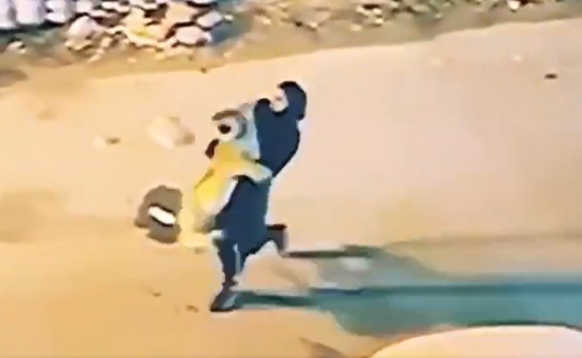 बिना डरे शेर को हाथों में उठाकर ले गई महिला, वायरल वीडियो ने सोशल मीडिया पर मचा दी सनसनी, देखकर आप भी खा जाएंगे खौफ