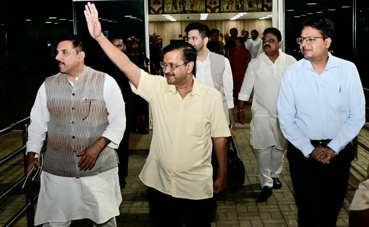 Arvind Kejriwal, Bhagwant Mann Reach Jharkhand To Meet Hemant Soren