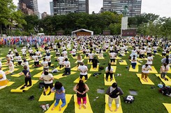 UN में योग दिवस पर बना नया रिकॉर्ड, 135 देशों के लोगों ने एक साथ किया योग UN में योग दिवस पर बना नया रिकॉर्ड, 135 देशों के लोगों ने एक साथ किया योग