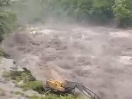 सिक्किम में भारी बारिश के कारण नदी उफान पर, तेज धार में एक व्यक्ति बहा