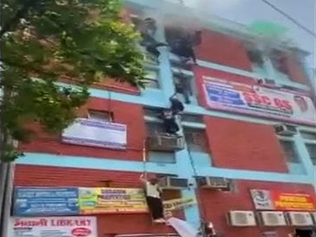 दिल्ली : मुखर्जी नगर में कोचिंग सेंटर में लगी आग, छात्रों ने कूदकर बचाई जान