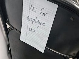 कर्मचारियों पर आया ऐसा गुस्सा की बॉस ने ऑफिस से बाहर फिंकवा दी कुर्सियां, लोगों ने पूछा- क्या ऐसे बढ़ेगी प्रोडेक्टिविटी कर्मचारियों पर आया ऐसा गुस्सा की बॉस ने ऑफिस से बाहर फिंकवा दी कुर्सियां, लोगों ने पूछा- क्या ऐसे बढ़ेगी प्रोडेक्टिविटी