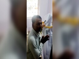 दूसरे समुदाय में शादी करने पर परिवार ने तोड़ा रिश्ता, पिता ने थाने में बेटी को ओढ़ाया कफन दूसरे समुदाय में शादी करने पर परिवार ने तोड़ा रिश्ता, पिता ने थाने में बेटी को ओढ़ाया कफन