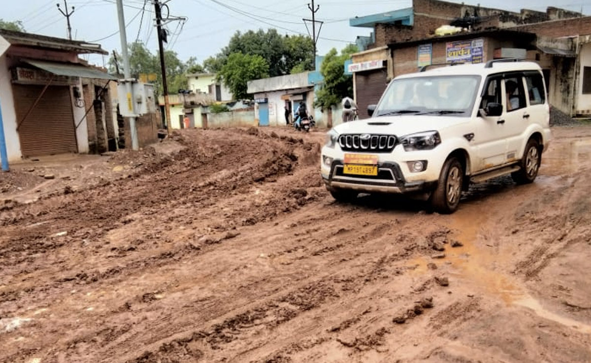 मध्य प्रदेश : पहली बारिश में ही स्मार्ट सिटी सतना में इंतजामों की खुली पोल, सड़कों हर जगह जलजमाव