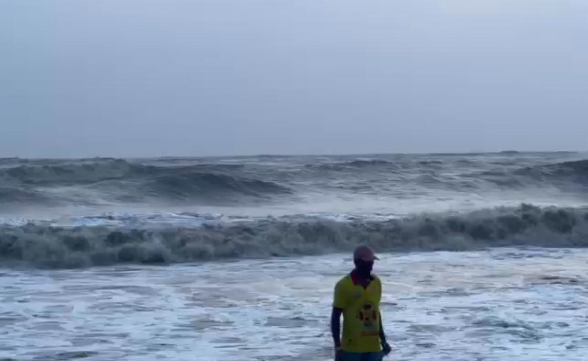 मुंबई : समंदर में आधा KM तक अंदर जाने पर डूबे 5 लड़के, एक को बचाया गया, चार की तलाश जारी